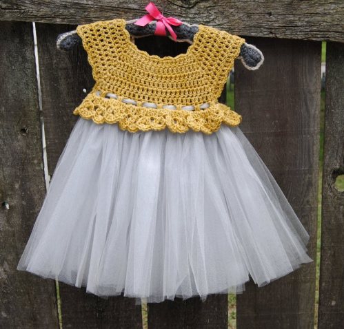 On Sunday I made this tutu, which would fit a 3-4 year old. I love the mustard yellow with the pale gray and the buttons were from my cousin Sue's stash as well. Love you Sue!