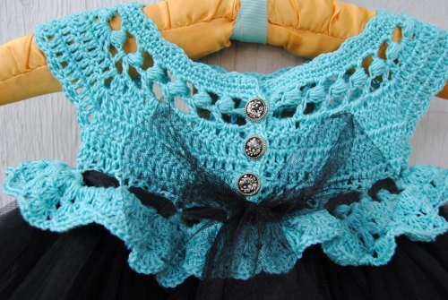 this adorable tutu dress. I love the way the black looks with the aqua and those buttons are pretty adorable too. So what do you think? Did you all have a good weekend? I hope so. Have a wonderful Monday.